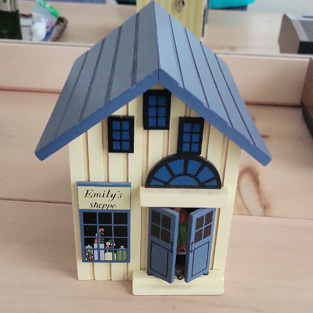 Charming Emily's Shoppe Music Box